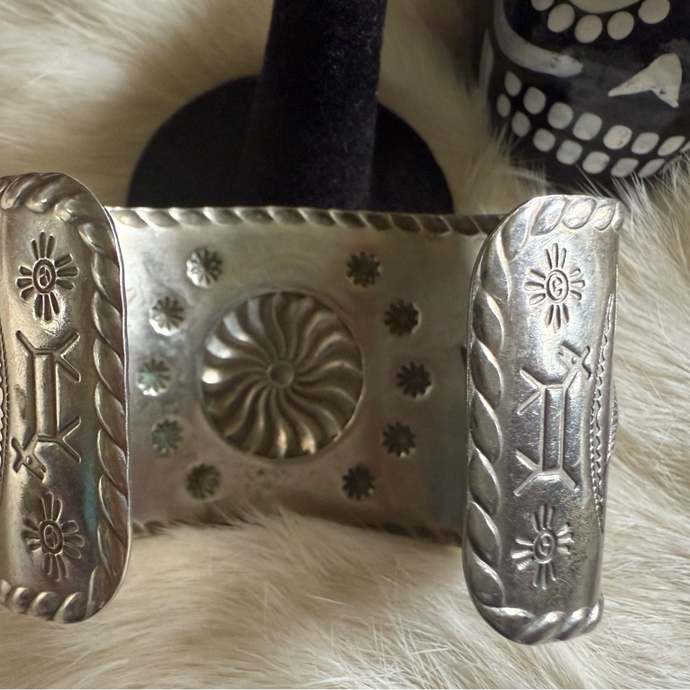 Cuff Bracelet with Turquoise Accents Fred Harvey Era/Bell trading - Picture 3 of 7